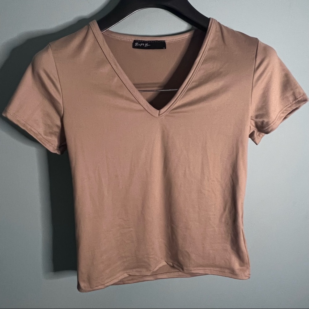🍒Tan Cropped V Neck Tee M